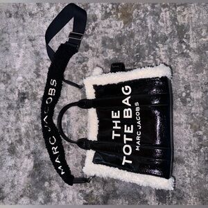 Marc Jacob’s leather tote bag fluffy!